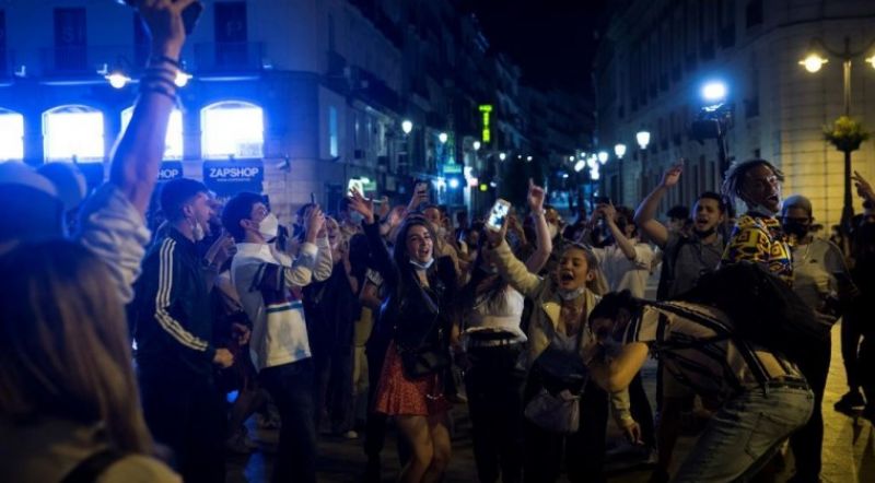 Covid: espaÃ±oles salen a las calles a festejar el fin del estado de alarma