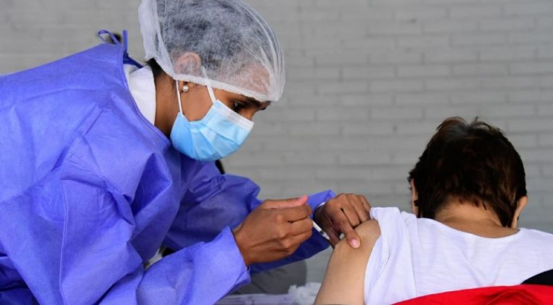 Vacunan contra el Covid a mayores de 65 con terminaciones de cÃ©dula 2 a 5