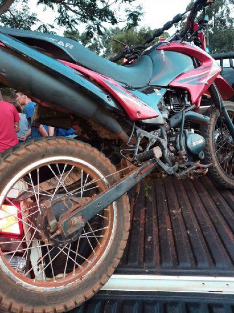 Accidente en moto deja un muerto y un adolescente herido en Tavapy