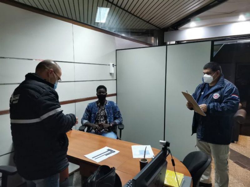 Migraciones expulsa del paÃ­s a un senegalÃ©s con pasaporte falso