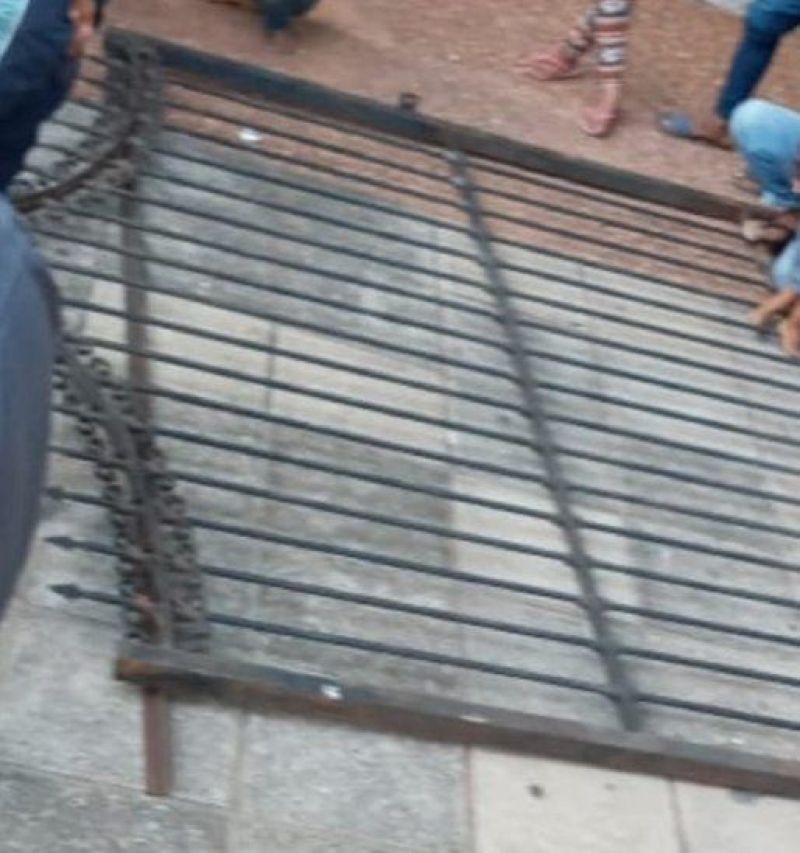 Un niÃ±o quedÃ³ herido tras la caÃ­da de portÃ³n de la Plaza Uruguaya