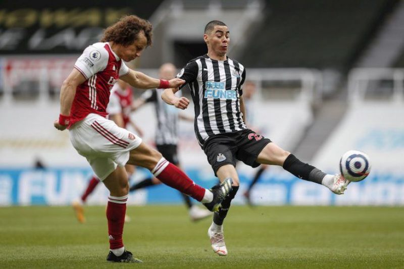 Arsenal vence al Newcastle de Miguel AlmirÃ³n