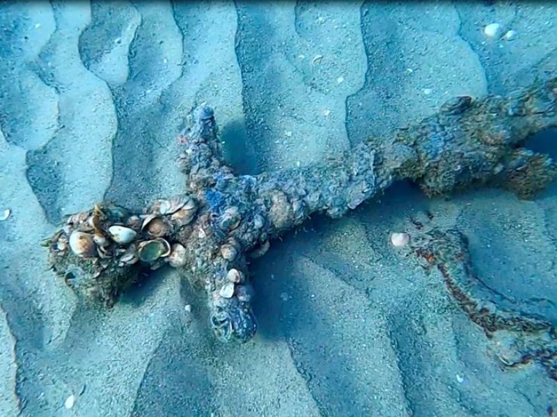 Buzo encuentra espada de hace 900 años en el fondo del mar Mediterráneo