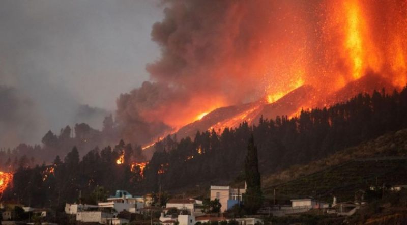 Evacúan a 800 personas en la isla de La Palma ante el avance de la lava
