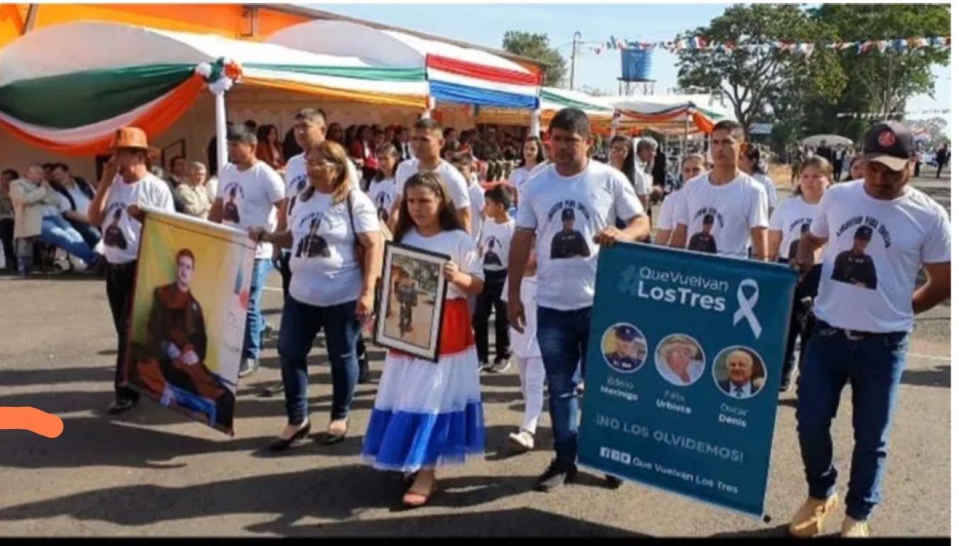 En desfile, solicitan libertad para secuestrados 