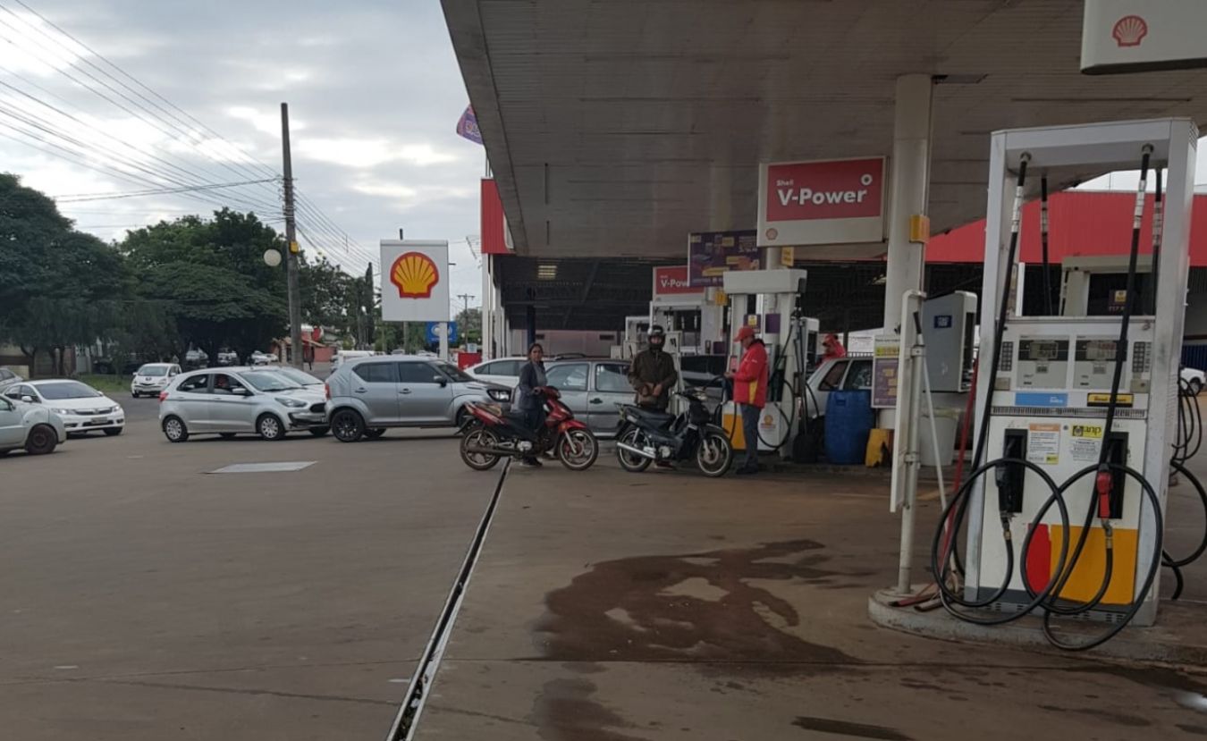 Nafta común más barata en Brasil genera fila de coches paraguayos en gasolineras