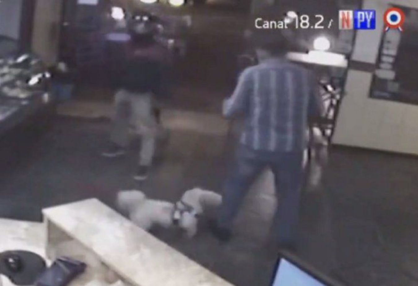 Motochorros simulan ser clientes y asaltan un restaurante en Asunción
