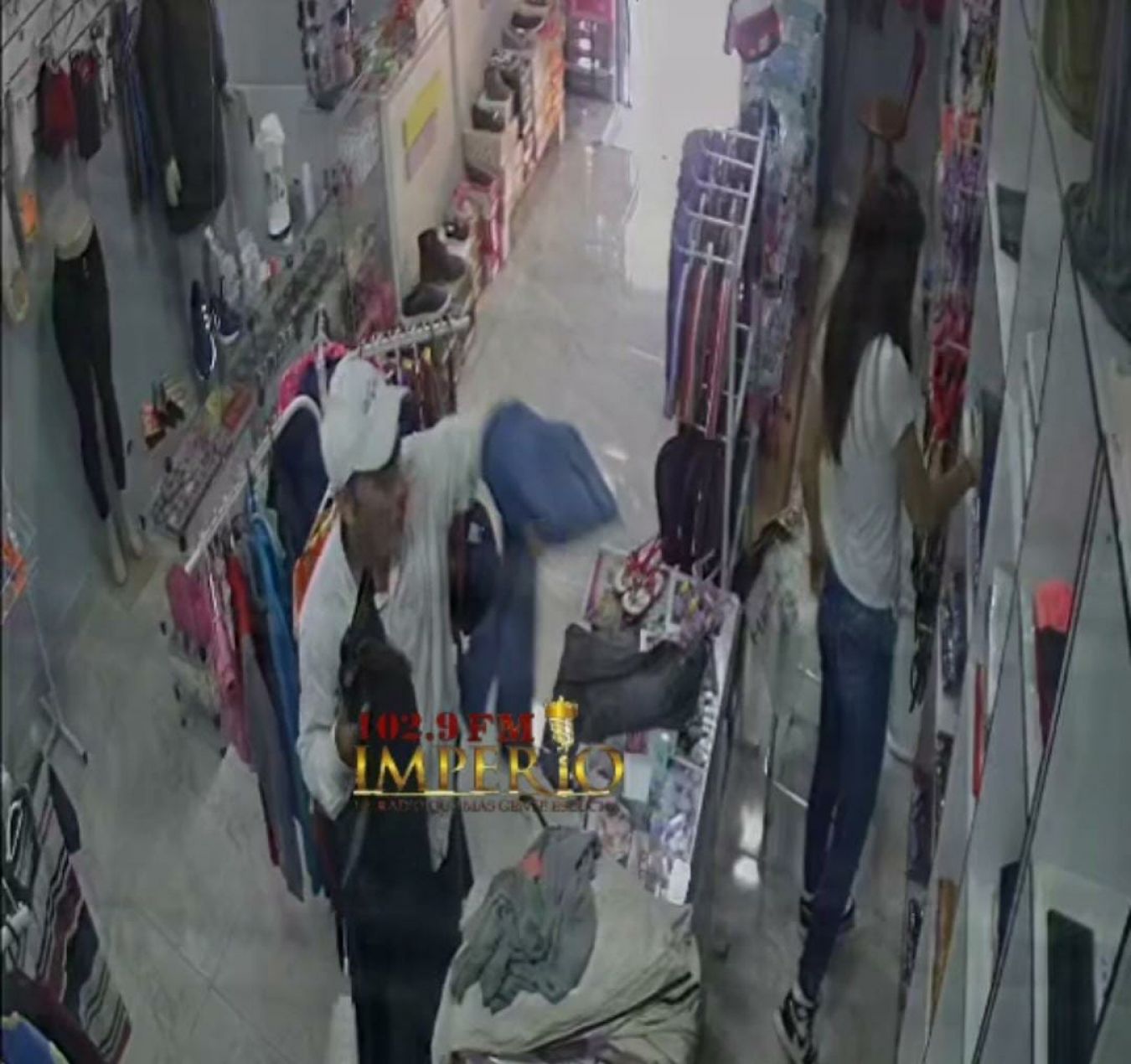 Propietaria de una tienda denuncia que un sujeto hurtó varias ropas de su local