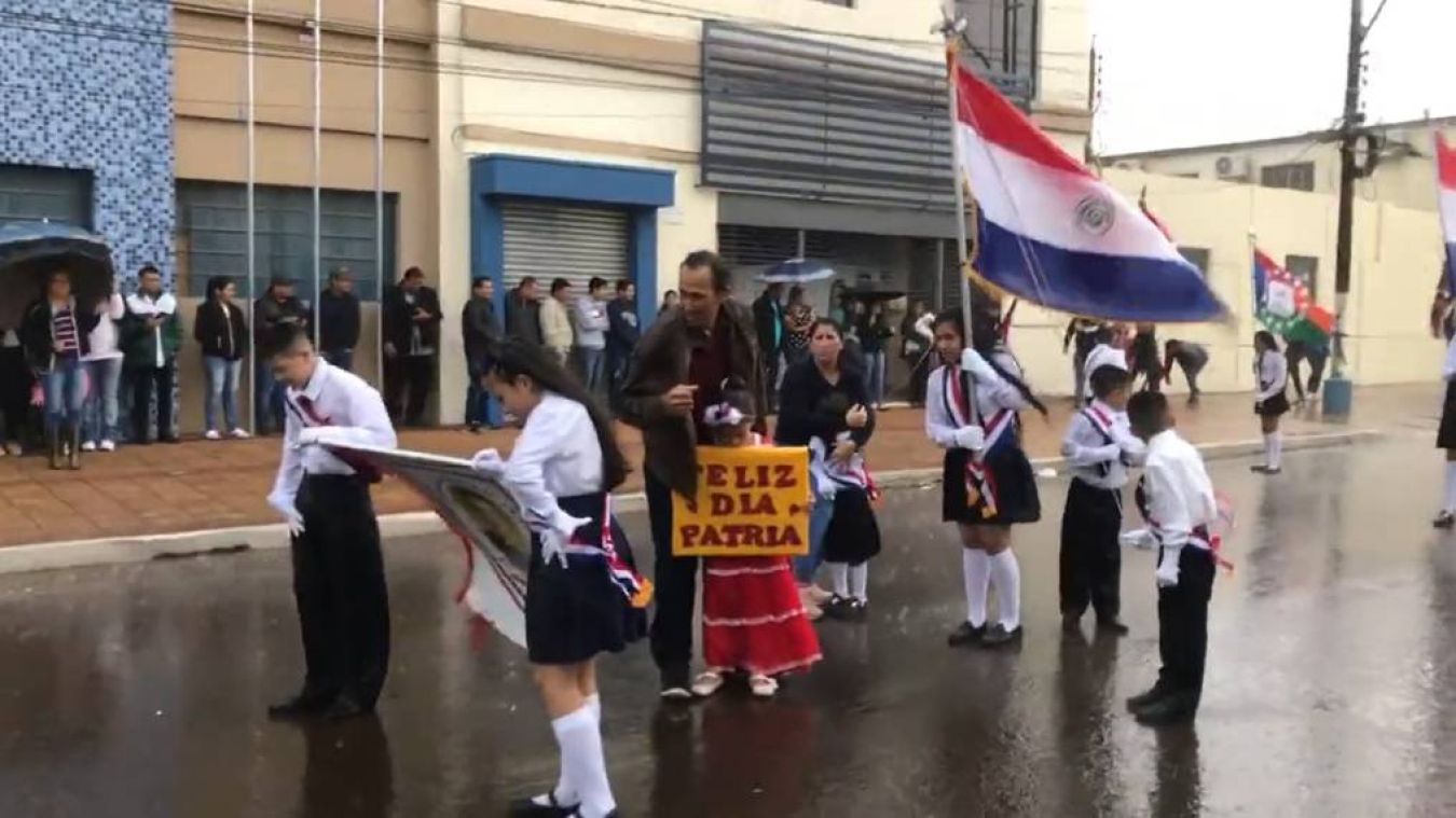 Desfile estudiantil en homenaje a la Bandera