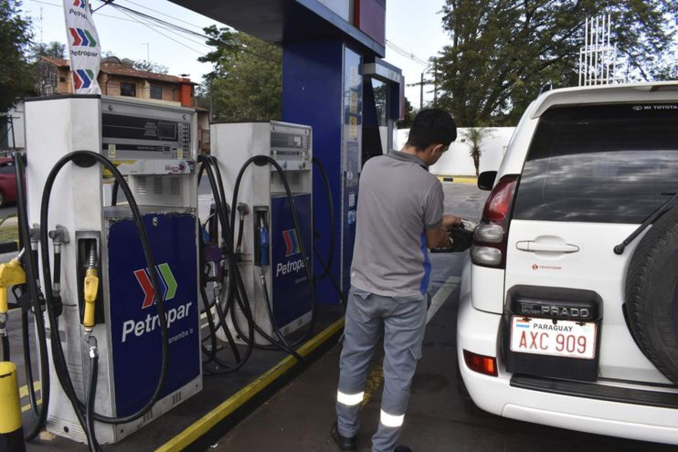 Precio de combustibles debería bajar más con la reposición de stock, dicen