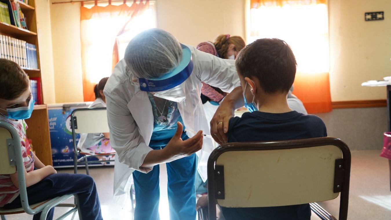 Realizan jornadas de vacunación contra sarampión, rubeola y poliomielitis en las escuelas