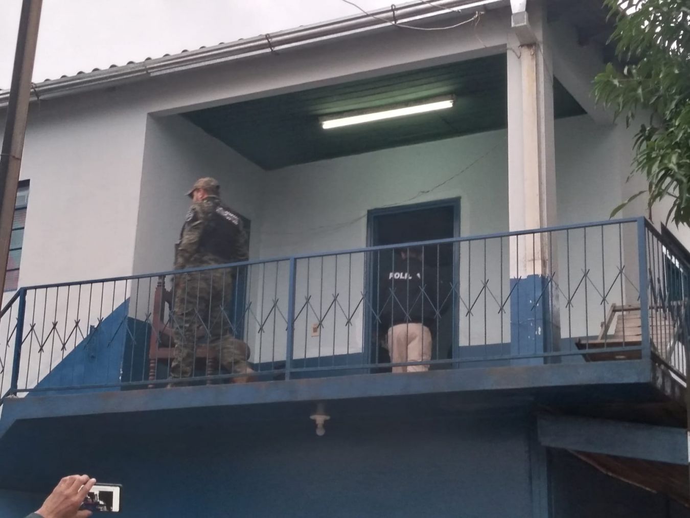 Un hombre y una mujer detenidos en el barrio Mariscal Estigarribia con armas de fuego