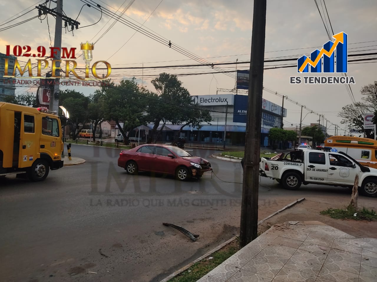 Vehículo chocó contra una columna de la ANDE en el centro de la ciudad