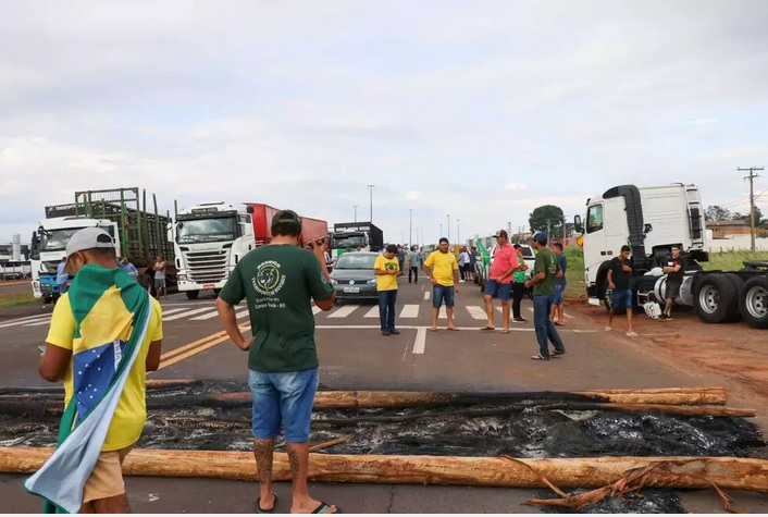 Bolsonaristas no aceptan victoria de Lula y bloquean rutas