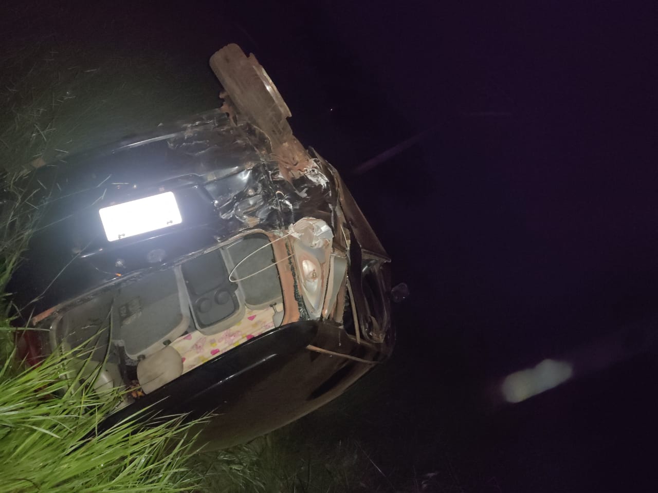 Automóvil volcó al costado de la ruta PY05 tras chocar con una camioneta en Ybypé