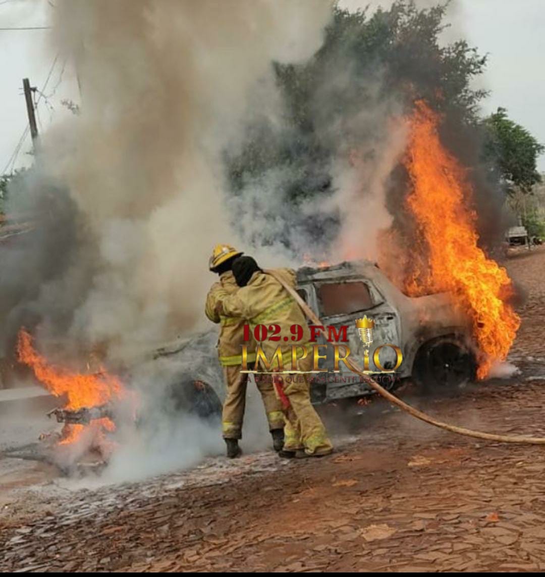 Camioneta ardió totalmente en llamas en barrio Obrero