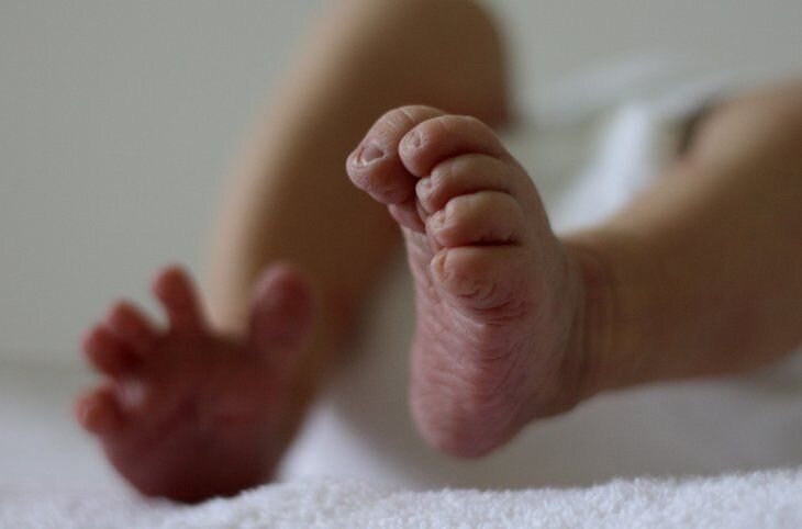 Bebé que nació en el piso sigue en estado delicado, lamenta su abuela
