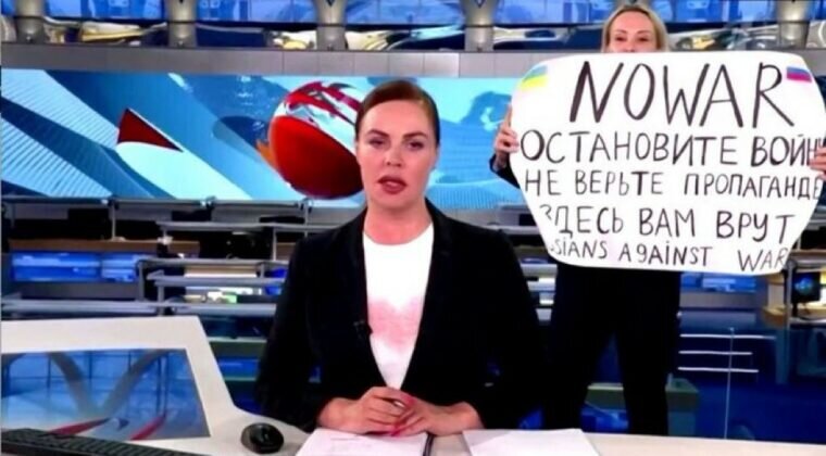 Huye de Rusia la periodista que criticó a Putin en la televisión