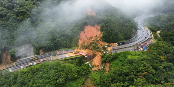Deslizamiento de tierra en ruta a Camboriú deja dos muertos