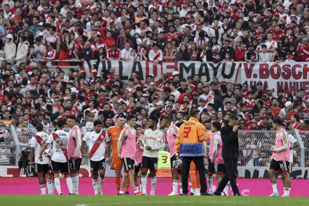 Tragedia en fútbol argentino: hincha muere en estadio de River