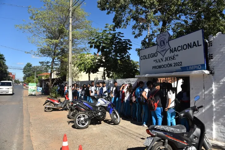 Colegio inicia con el polémico cateo de mochilas de alumnos en Limpio